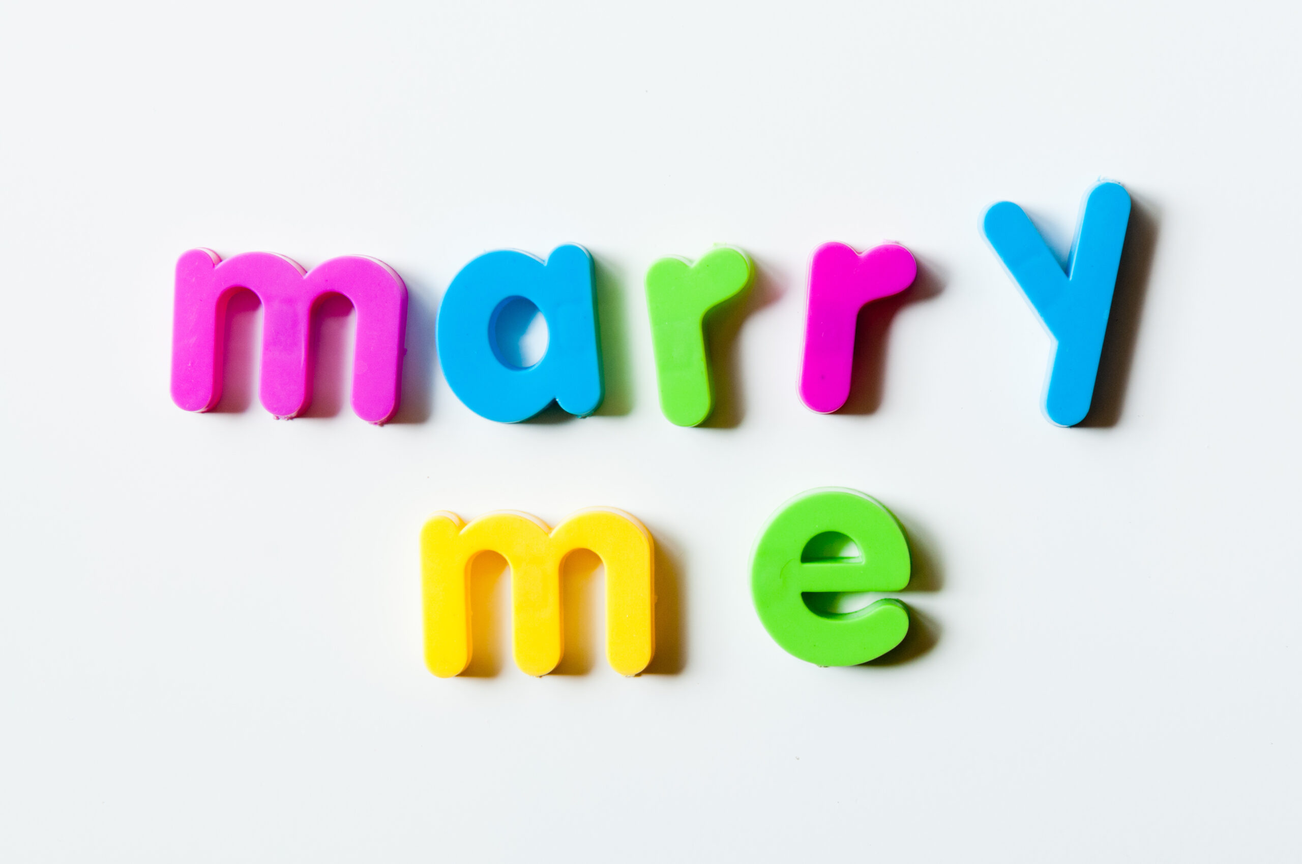 Fridge magnets magnetic letters spelling out „marry me“